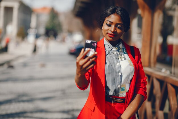 Mujer negra en una ciudad