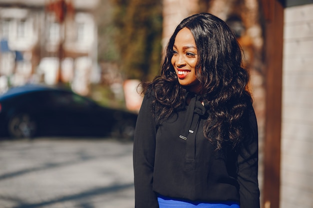 Mujer negra en una ciudad