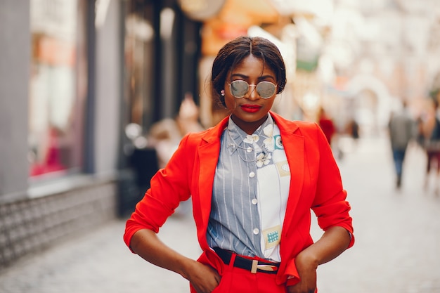 Mujer negra en una ciudad