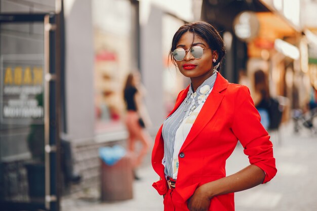 Mujer negra en una ciudad