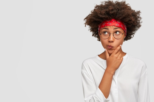 Mujer negra contemplativa con expresión facial seria