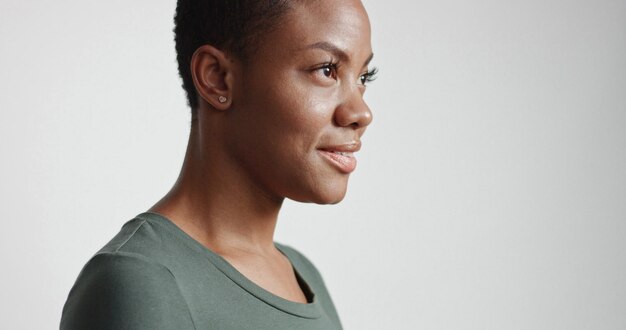 mujer negra, con, un, corto, corte de pelo, en, estudio, shoots, sonriente, y, llevando, vestido