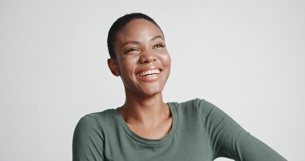 mujer negra, con, un, corto, corte de pelo, en, estudio, shoots, sonriente, y, llevando, vestido