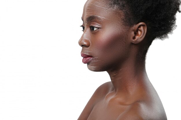 Mujer negra desnuda de perfil