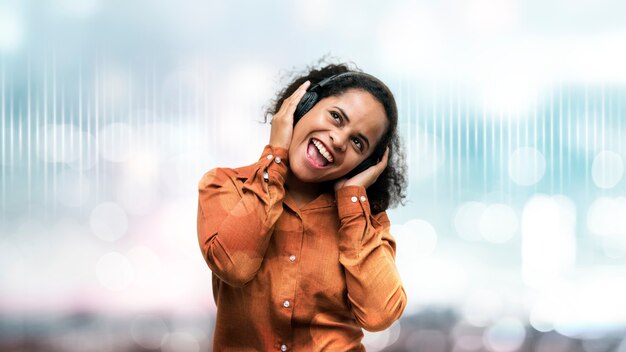 Mujer negra disfrutando de música