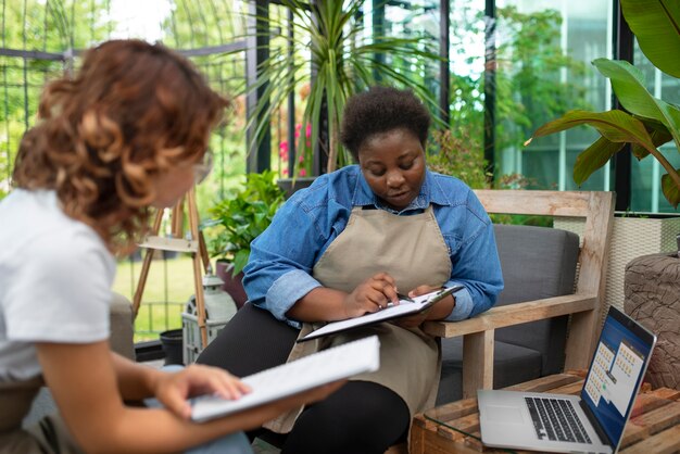 Mujer negra ejecutando una vista frontal de negocios de flores