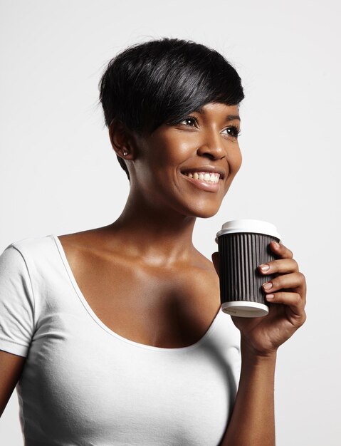 Mujer negra feliz con taza de café
