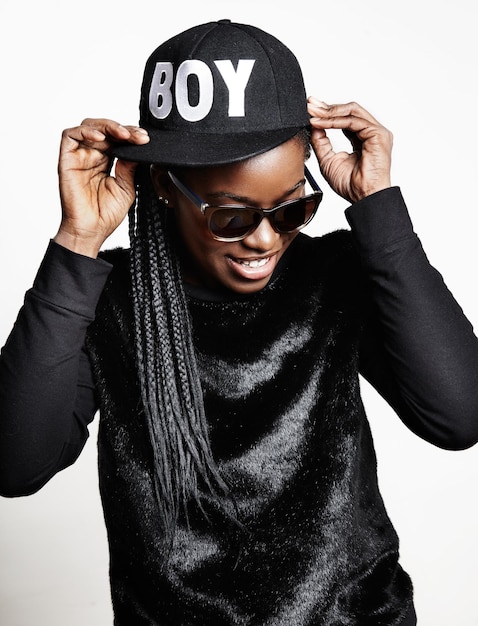 Foto gratuita mujer negra, en, gafas de sol, conmovedor, un, gorra