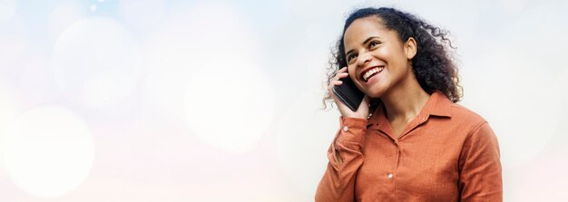 Mujer negra, hablar teléfono
