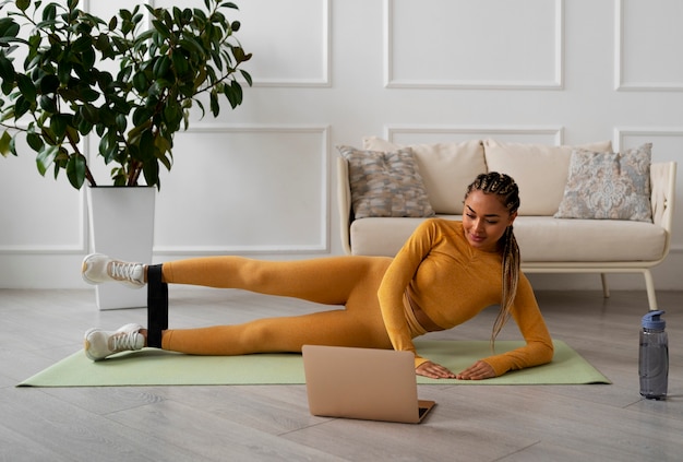 Foto gratuita mujer negra haciendo fitness en casa