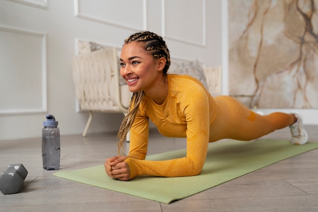 Mujer negra haciendo fitness en casa