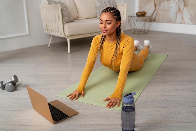 Mujer negra haciendo fitness en casa