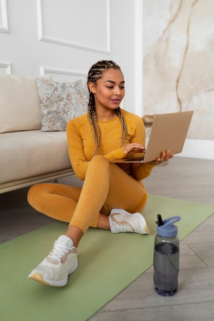 Mujer negra haciendo fitness en casa