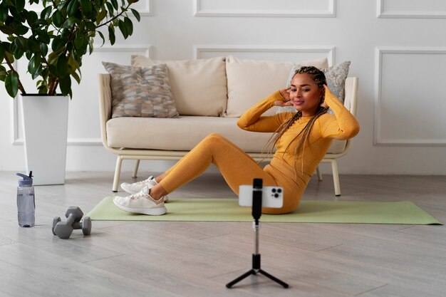 Mujer negra haciendo fitness en casa