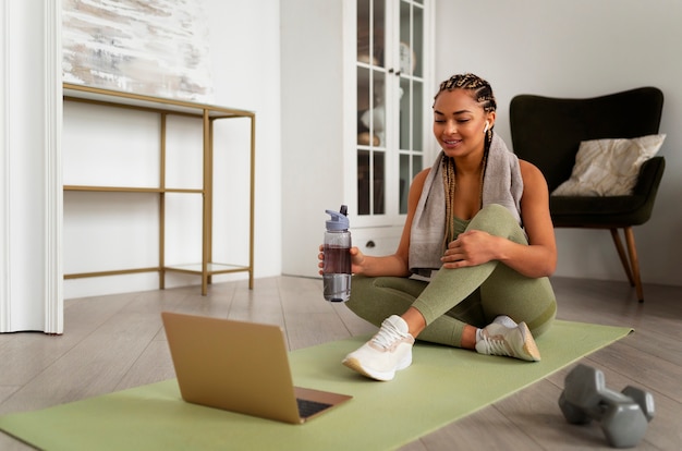 Mujer negra haciendo fitness en casa