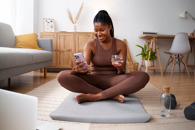 Mujer negra haciendo fitness en casa