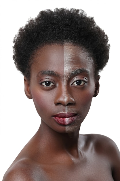 Mujer negra con media cara en maquillaje, concepto de belleza