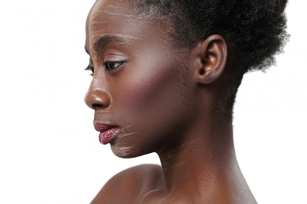 Mujer negra con media cara en maquillaje, concepto de belleza