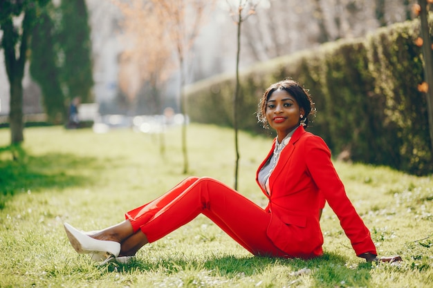 Mujer negra en un parque