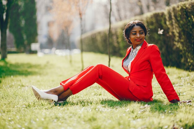 Mujer negra en un parque