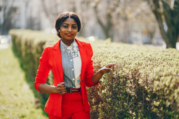 Mujer negra en un parque