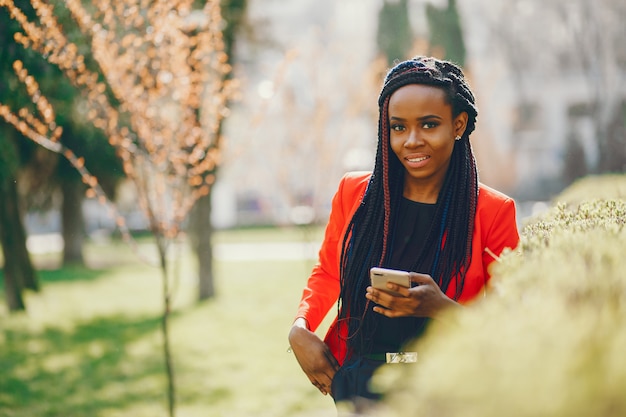 Mujer negra en un parque