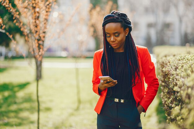 Mujer negra en un parque