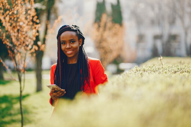 Mujer negra en un parque
