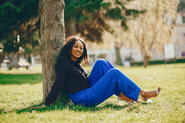 Mujer negra en un parque