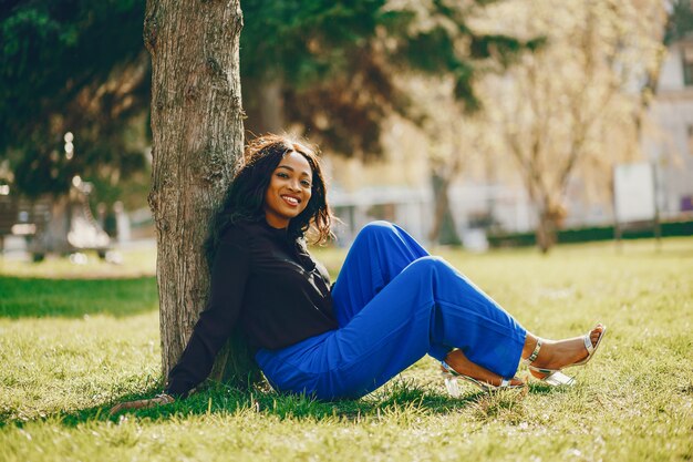 Mujer negra en un parque