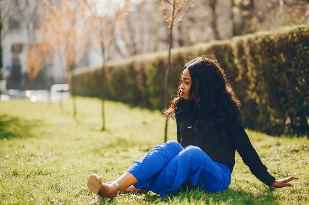 Mujer negra en un parque