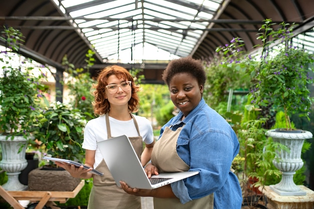 Foto gratuita mujer negra que dirige una pequeña empresa