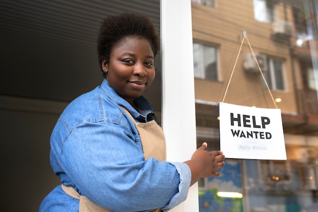Foto gratuita mujer negra que dirige una pequeña empresa