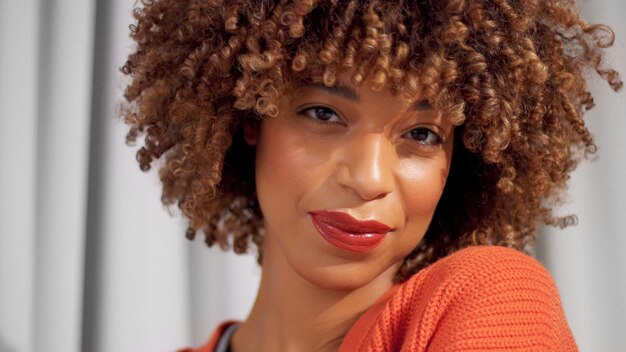 Mujer negra de raza mixta con cabello rizado y maquillaje cálido natural