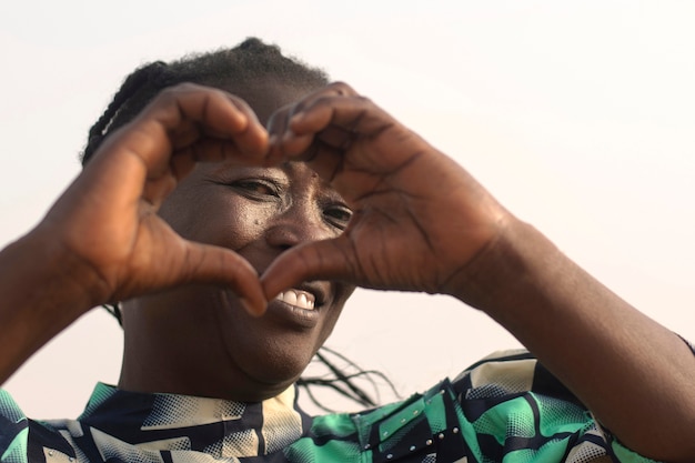 Foto gratuita mujer negra senior de ángulo bajo posando