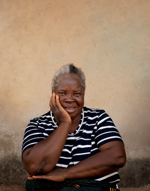 Mujer negra senior de tiro medio posando