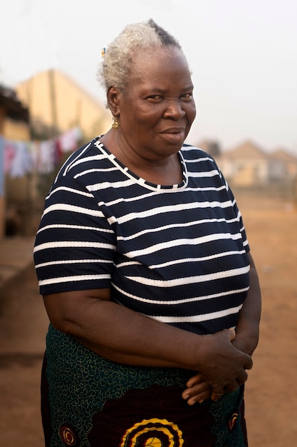 Mujer negra senior de tiro medio posando