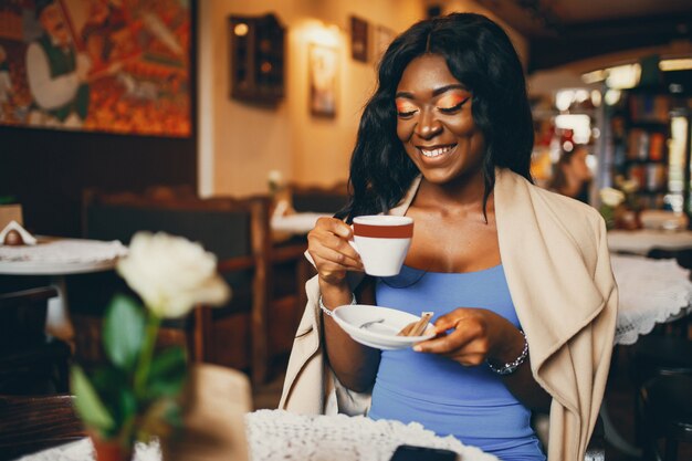 Mujer negra, sentado, en, un, café