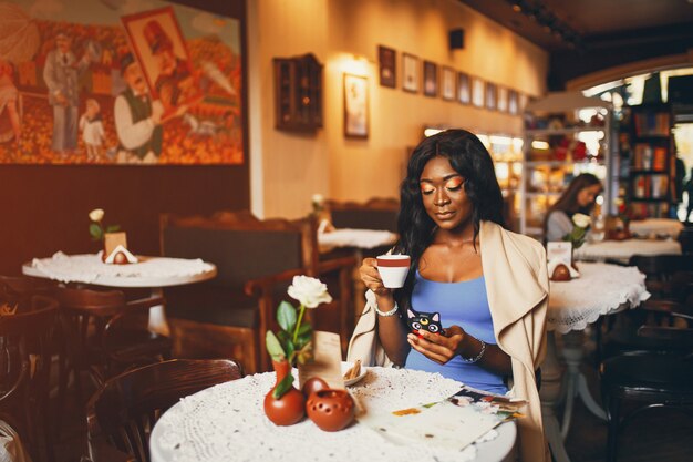 Mujer negra, sentado, en, un, café