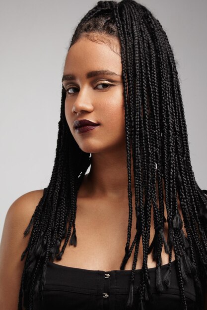 Mujer negra seria con trenzas