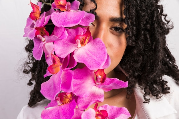 Mujer negra, tenencia, flor en la cara