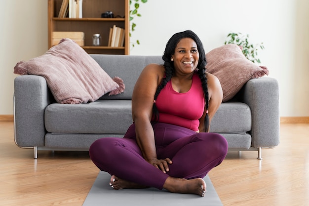 Foto gratuita mujer negra de tiro completo relajándose en casa