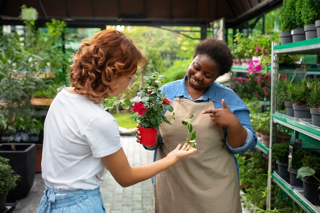 Mujer negra de tiro medio que dirige un negocio de flores.