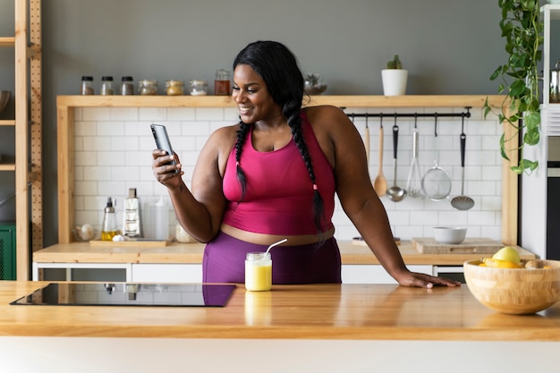 Foto gratuita mujer negra de tiro medio relajándose en casa