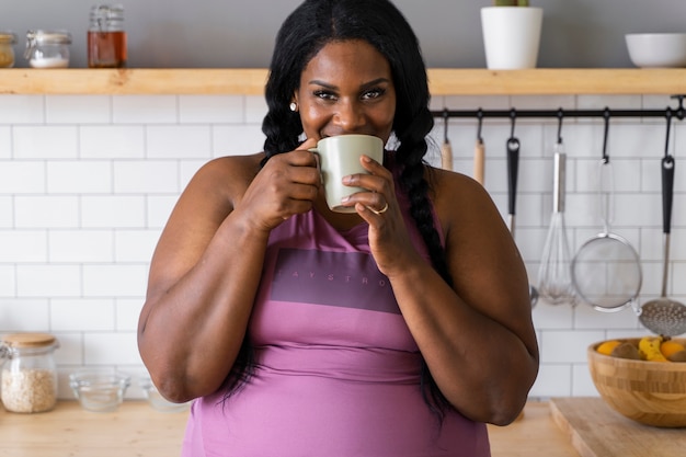 Foto gratuita mujer negra de tiro medio relajándose en casa