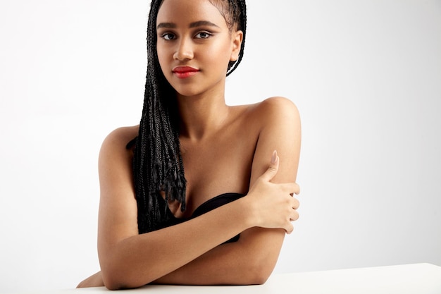 Foto gratuita mujer negra con trenzas en sesión de estudio