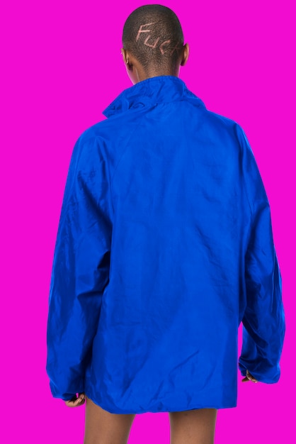 Foto gratuita mujer negra vistiendo una chaqueta impermeable azul sobre un rosa fluorescente