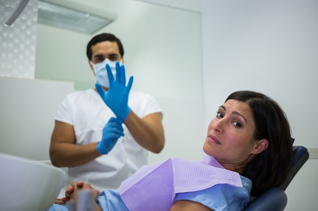 Mujer nerviosa en la clínica dentista