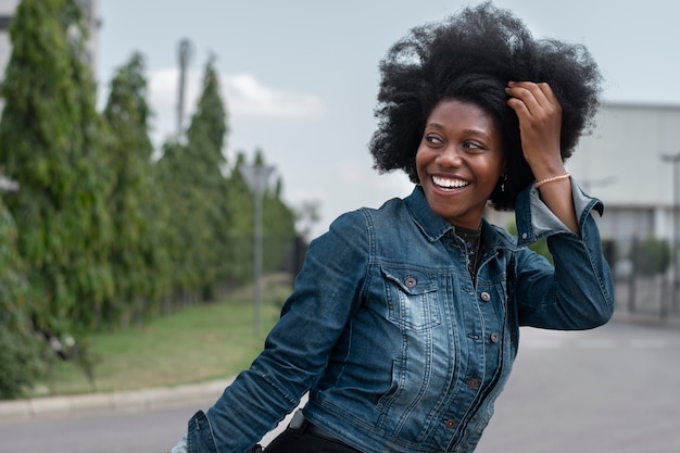 Mujer nigeriana sonriente de tiro medio