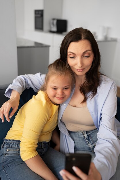 Mujer y niña de alto ángulo tomando selfie